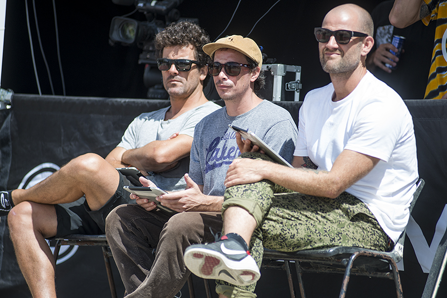 Roberto Aleman, James Craig en Thomas Kring zitten in de jury tijdens de kwalificaties 11.Damn-Am-Portugal-Cascais-2014-Saturday-Judges