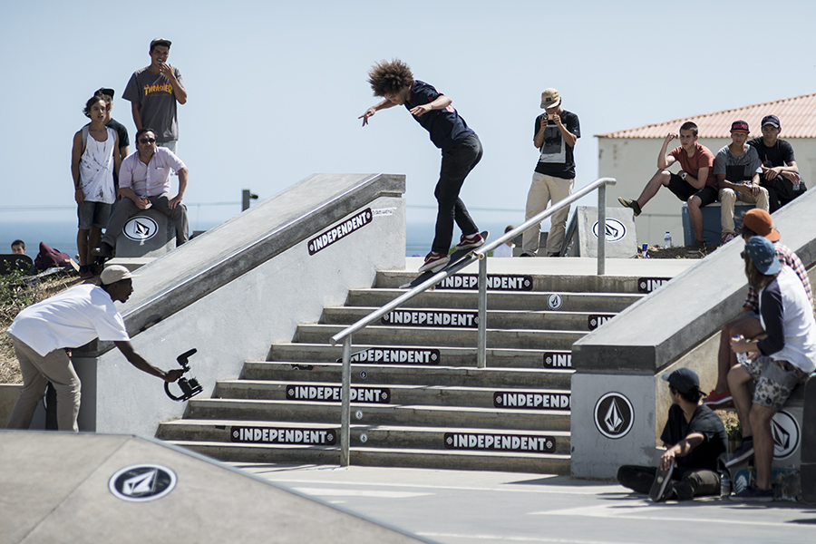 Nassim begon zijn run met een dikke bs smith van de handrail