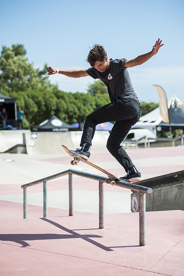Anthony Anaya uit Cali is met zijn ouders op vakantie in Portugal. Frontside bluntslide 25.Damn-Am-Portugal-Cascais-2014-Saturday-Anthony-Anaya-Frontside-Bluntslide
