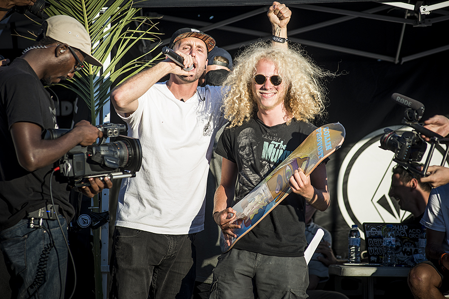 Deze gast won een board, gewoon omdat hij sick is. Damn-Am-Portugal-2014-Sunday-curlyboy