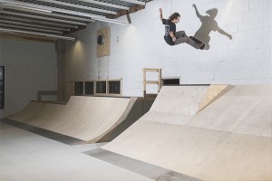 Rob Maatman rijdt over de muur met zijn skateboard bij Real-X in Apeldoorn