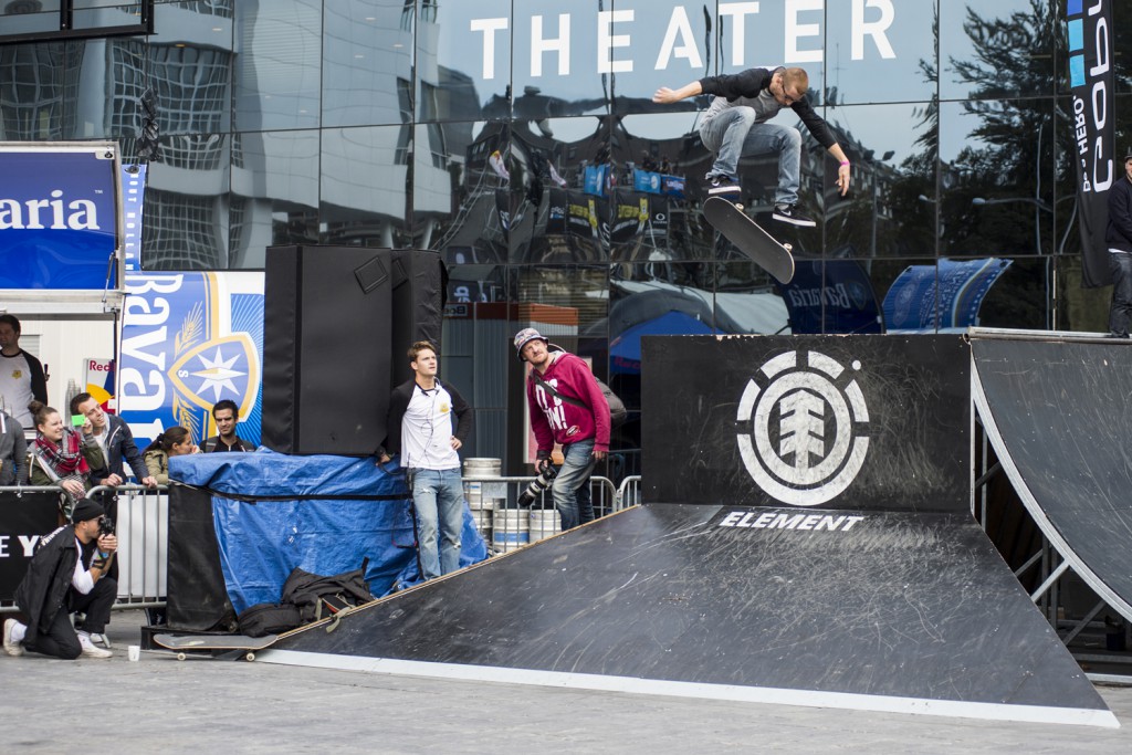 Pro-Freestyle-2015-Den-Haag-Finals-Adrien-Bulard-Hardflip-to-flat-Mathijs-Tromp