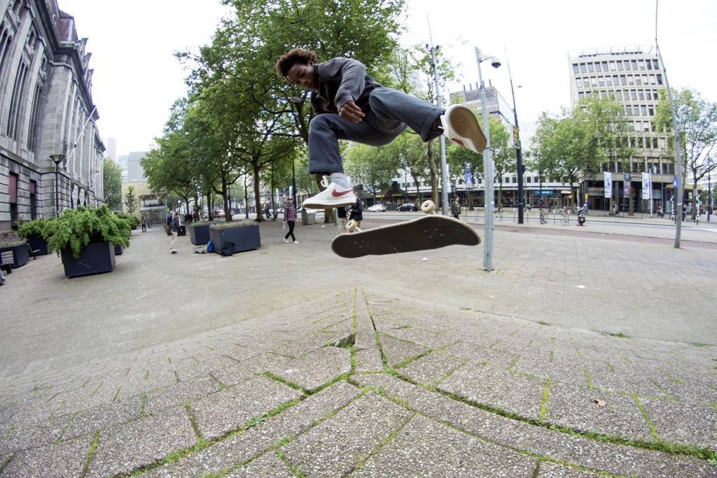 Lewis kickt een dikke ninja bs kickflip over de roffe hip