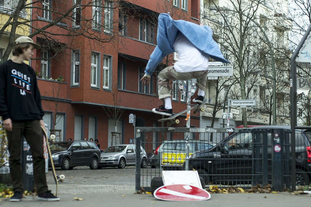 16 Ryan Talbot 180 over het hek vanuit een sketchy diy bump