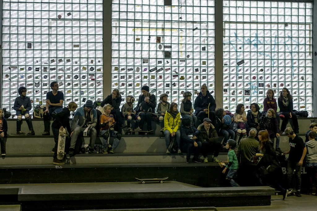 34 De toeschouwers zitten klaar voor de demo