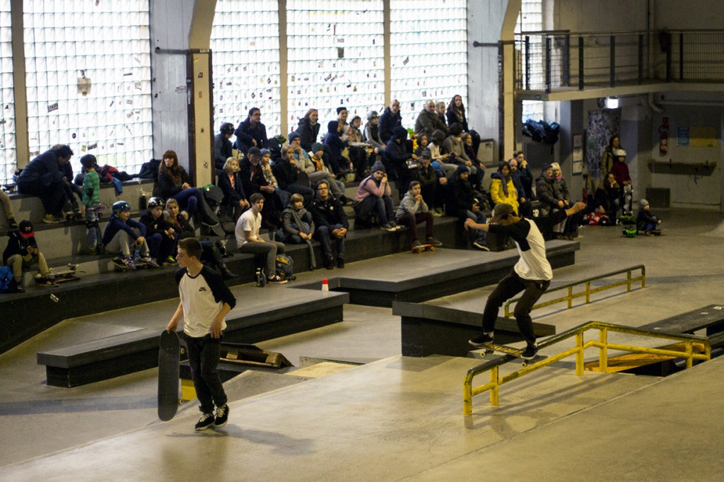 35 Flynn Gijsen gooit een lipslide tijdens de demo