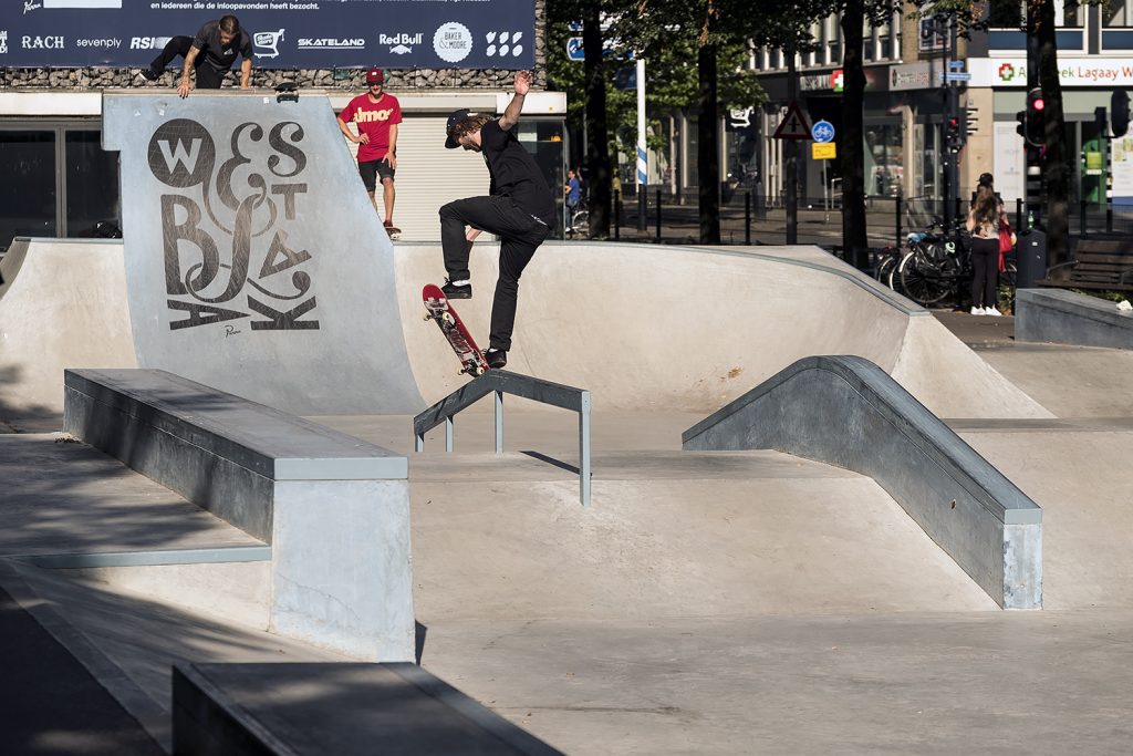 Dwindle-Demo-Westblaak-Rotterdam-robbin-de-wit-flyover-noseblunt