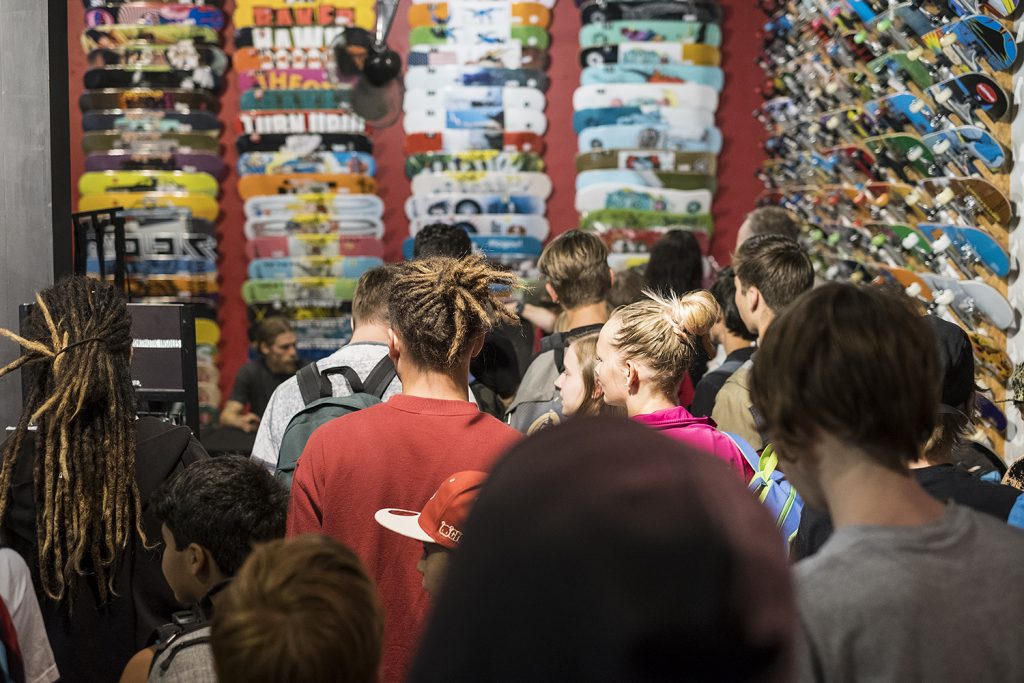 Dwindle-Demo-Westblaak-Rotterdam-skatestore-drukte