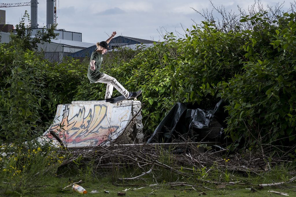 Munster-Skateboarding-Robian-Fifield-Frontside-Feeble