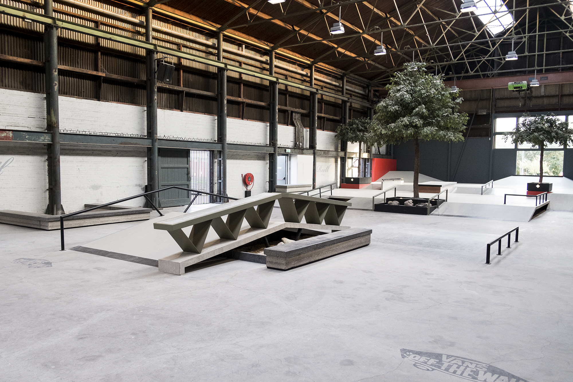 pier-15-verbouwd-10 A-frame ledge en flat ledge bij Pier15 Skatepark in Breda