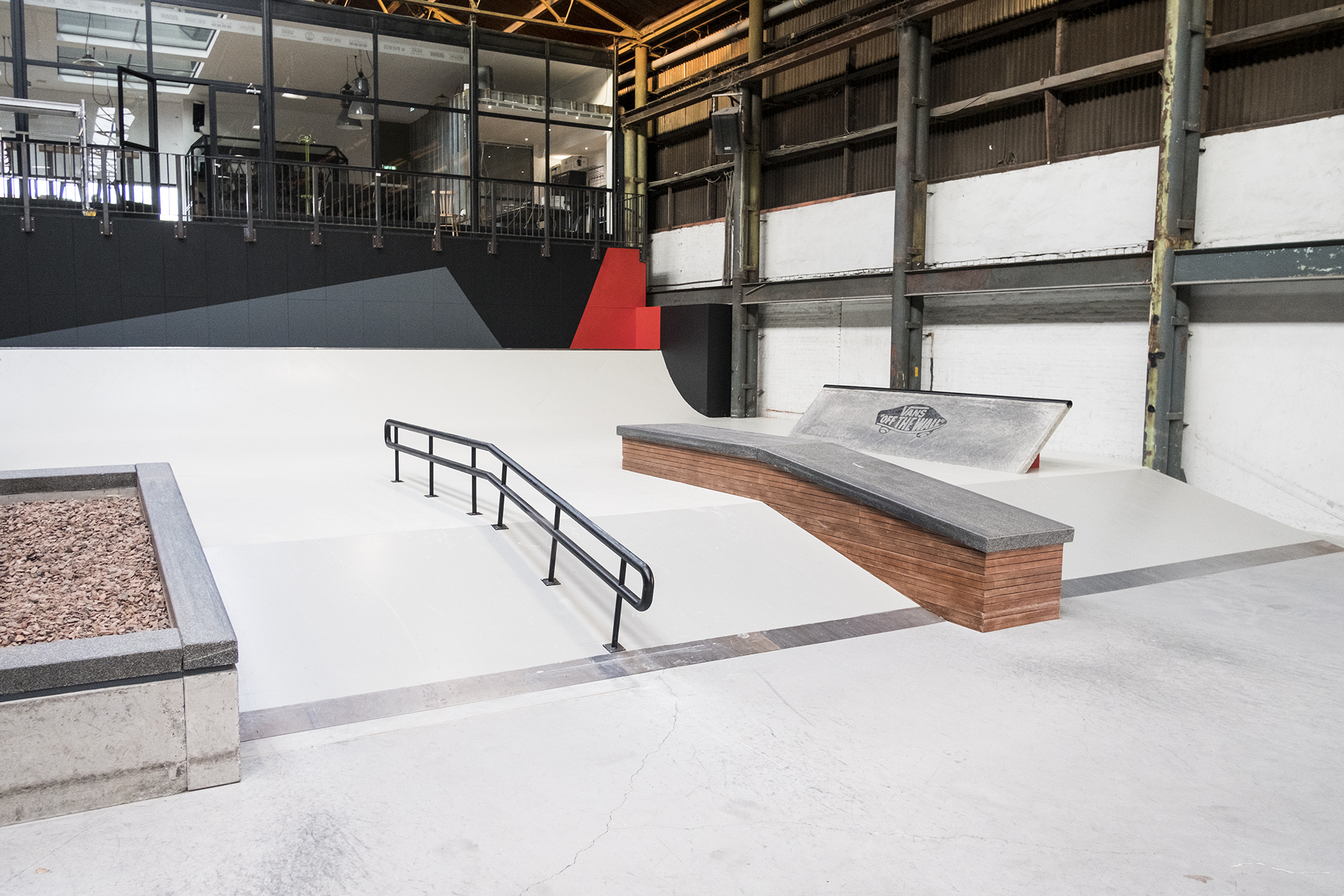 pier-15-verbouwd-11 Downrail en bump to rail en ledge bij Pier15 Skatepark in Breda