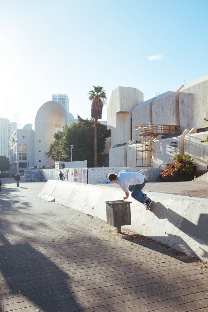 Louis Jankoschek wallride on the Golda spot Israel – ziggy