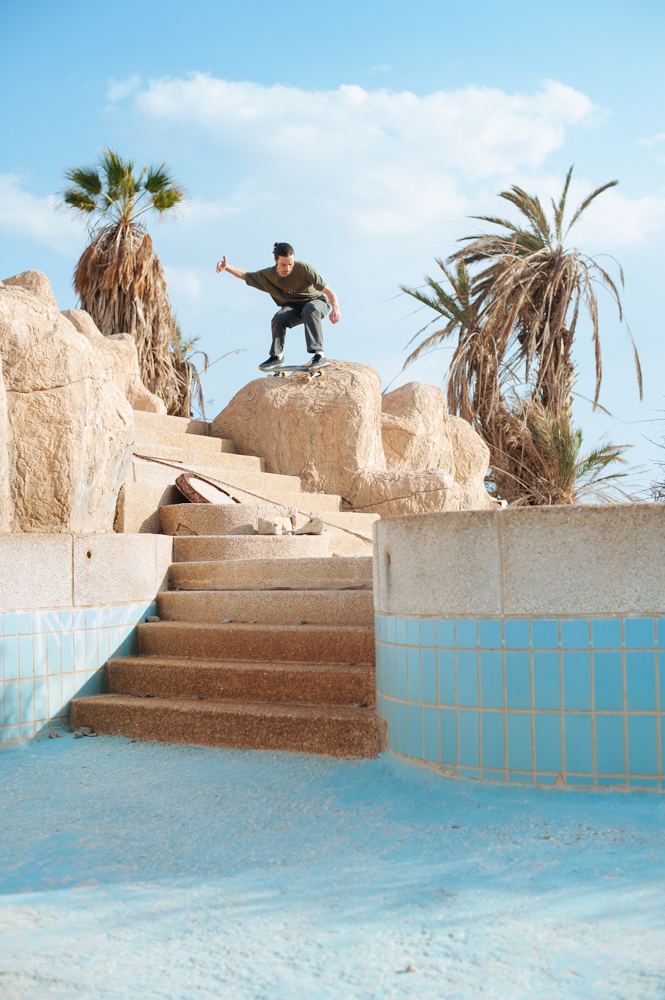 Lucas Jankoschek in een verlaten zwembad richting de dode zee isreal – ziggy