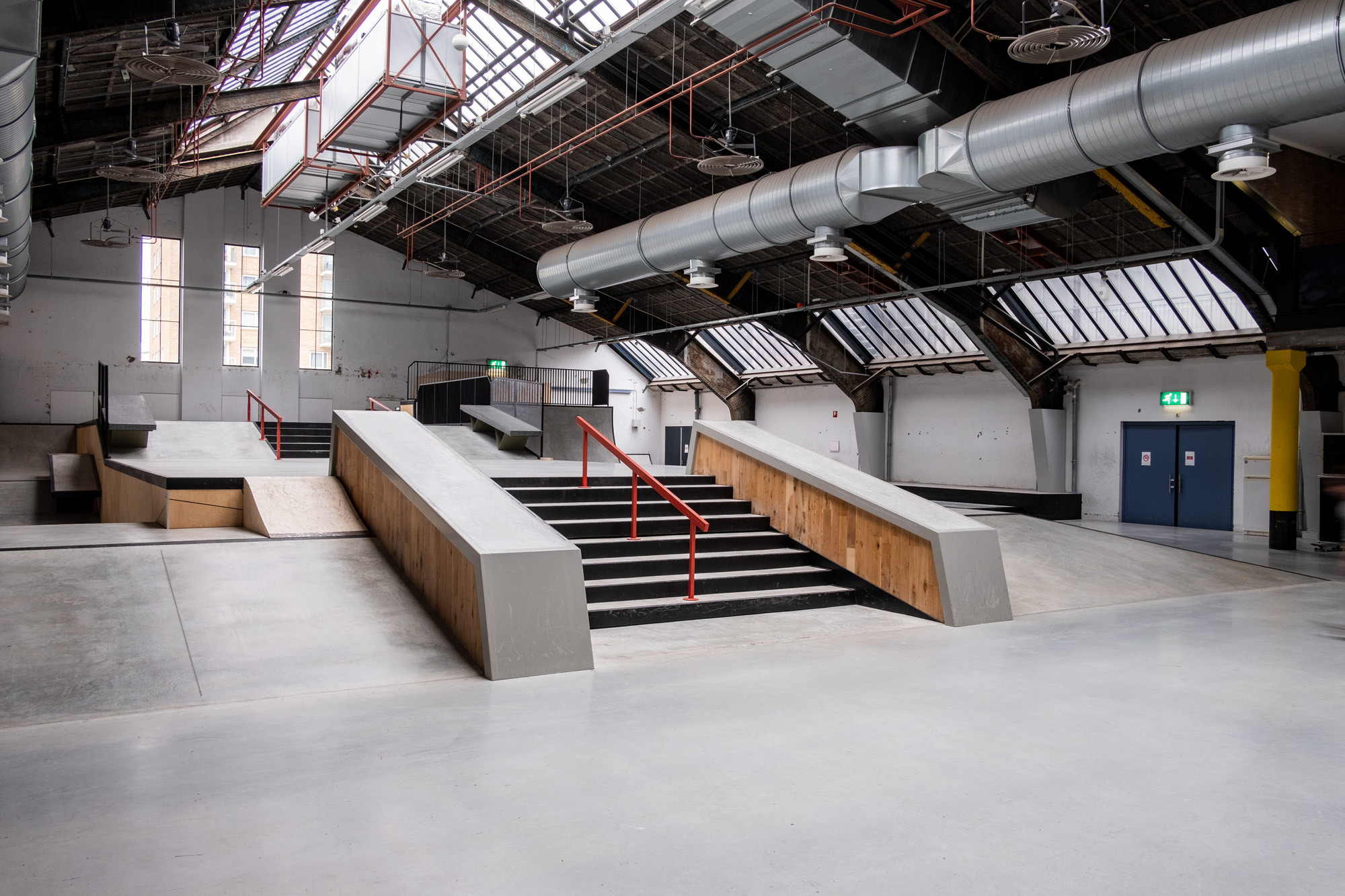 Olympic-Skatepark-RAC-Hallen-Netherlands-16 Stairset met rail en hubba's bij RAC Skatepark in Den Haag