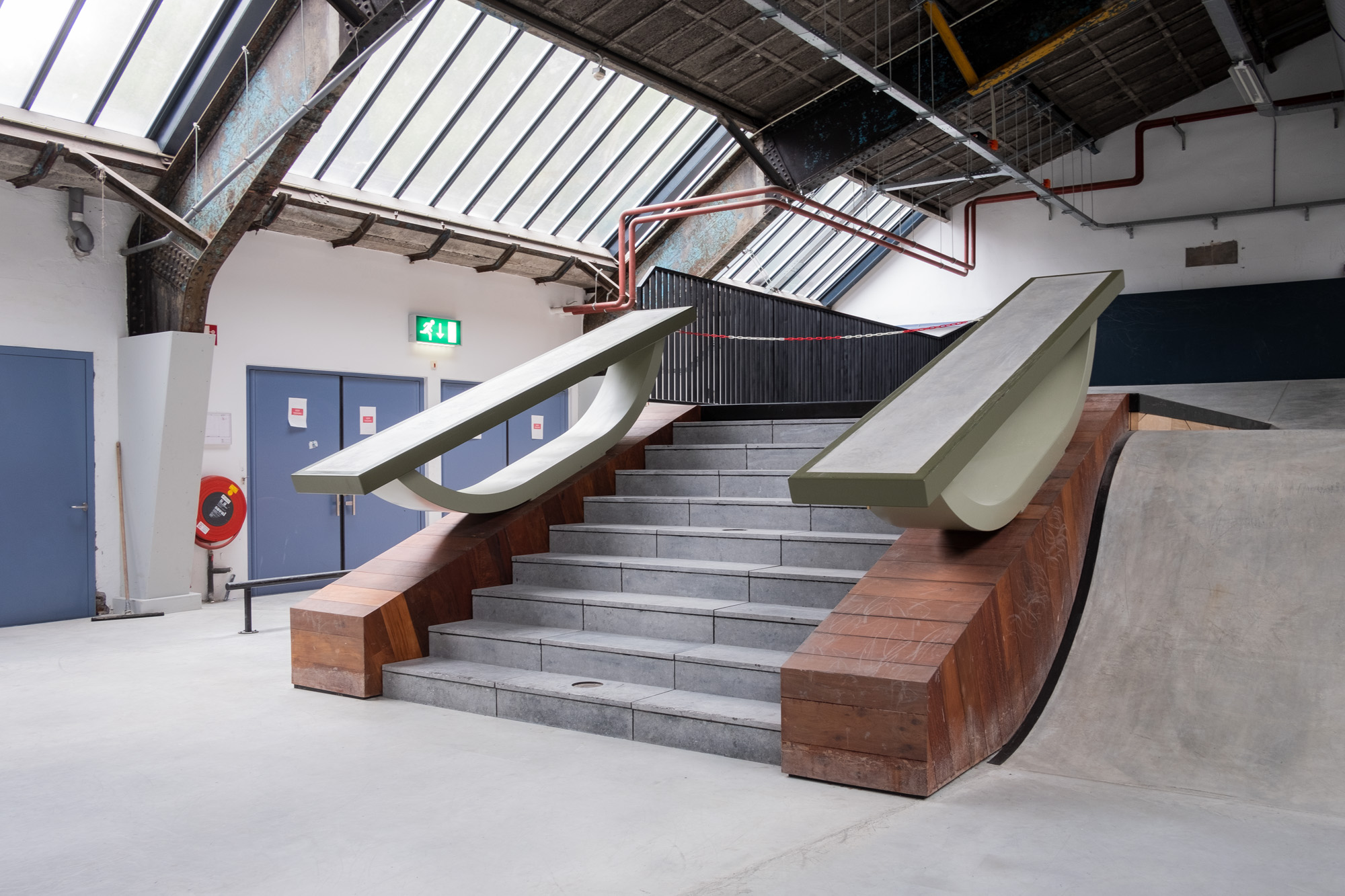 Olympic-Skatepark-RAC-Hallen-Netherlands-9 big section met hubba's en stairs bij RAC Skatepark in Den Haag