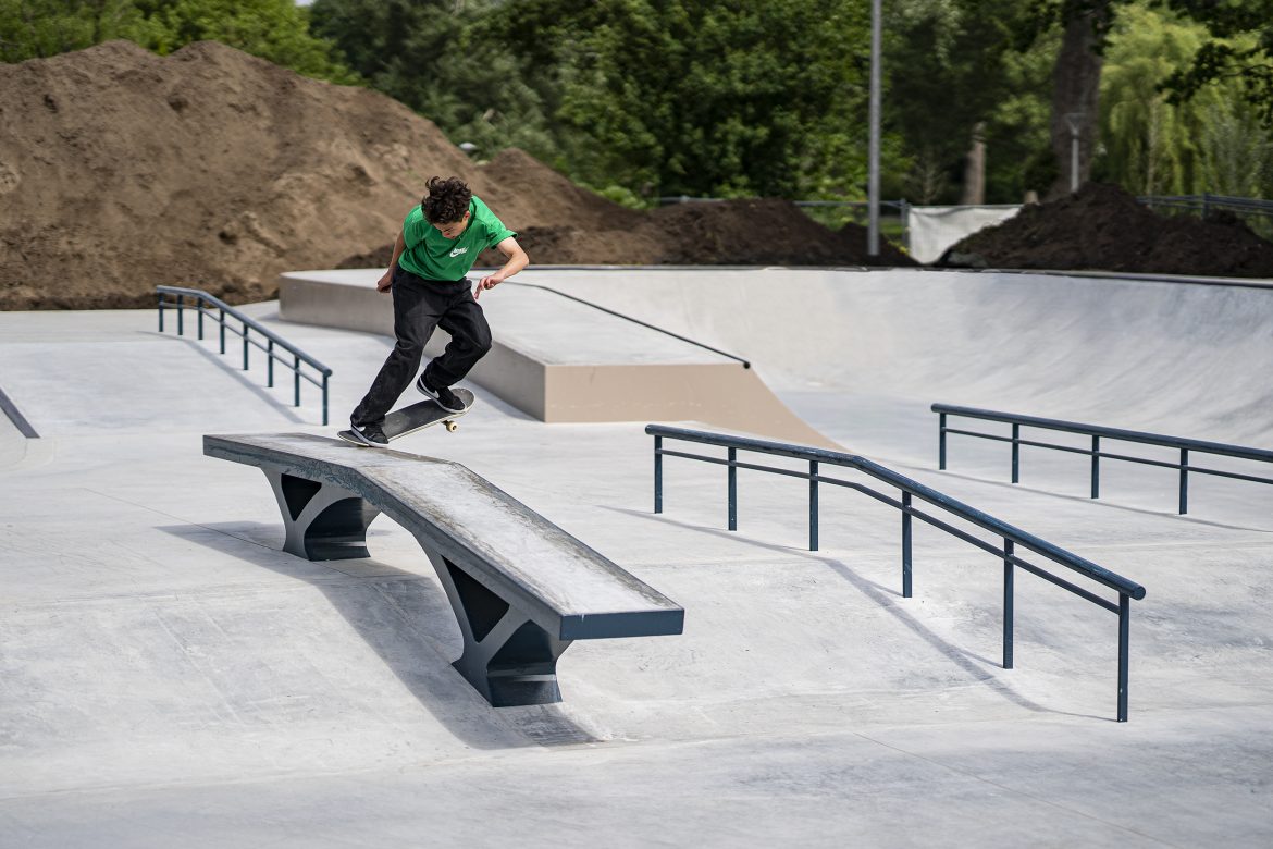 Nine-Yards-Skateparks-Kampen-Diego-Broest-Bs-180-Nosegrind Skateboarder Diego Broest aan het skaten in het skatepark in Kampen in 2022