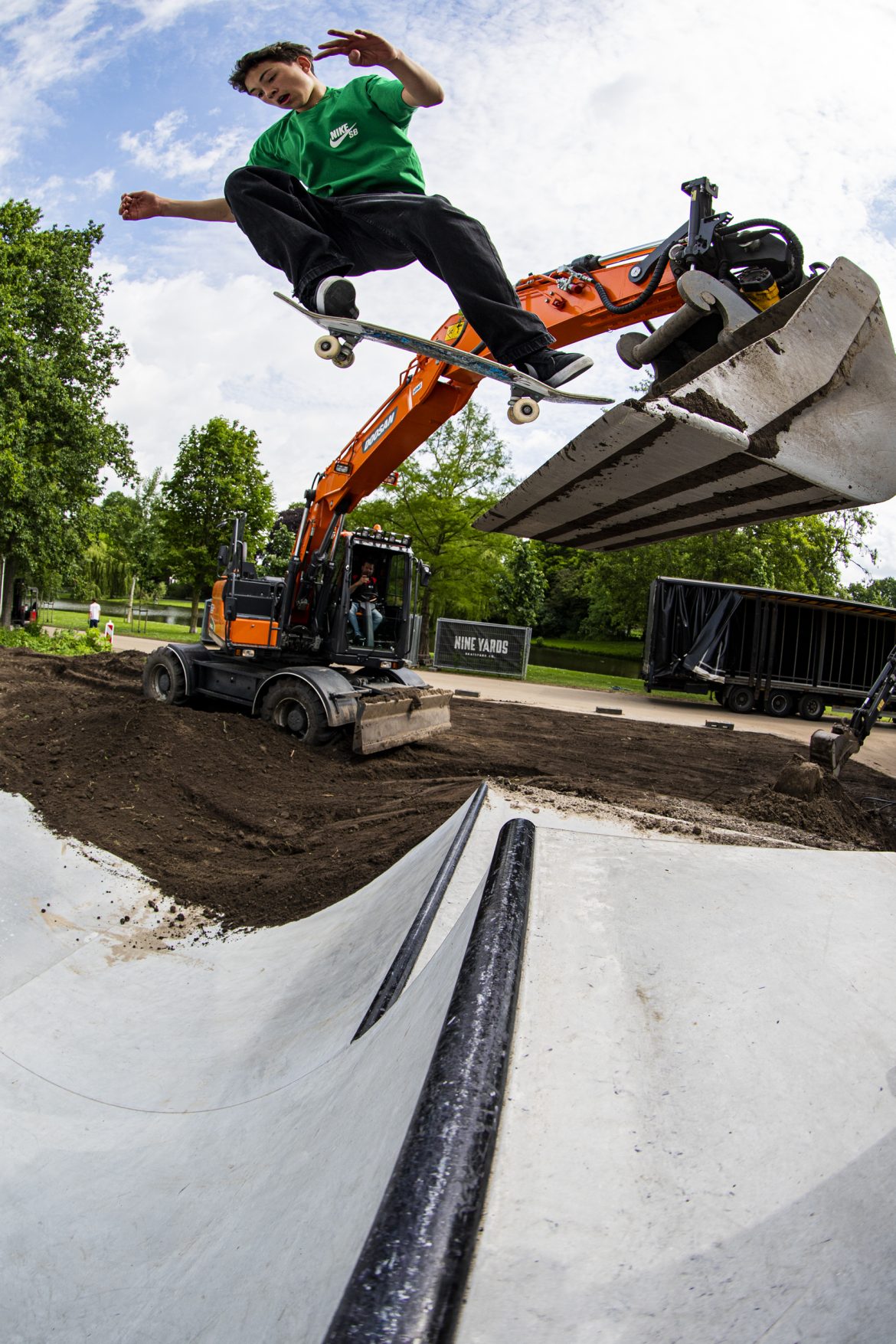 Nine-Yards-Skateparks-Kampen-Diego-Broest-Power-Ollie Skateboarder Diego Broest sprint vanaf graafmachine in skatepark in Kampen