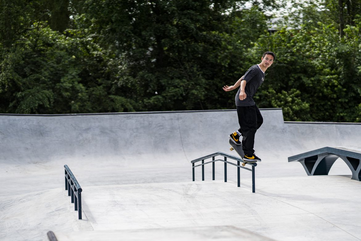 Nine-Yards-Skateparks-Kampen-Jason-Lijnzaad-Bs-Overcrooked Skater Jason Lijnzaat op zijn skateboard in het skatepark in Kampen