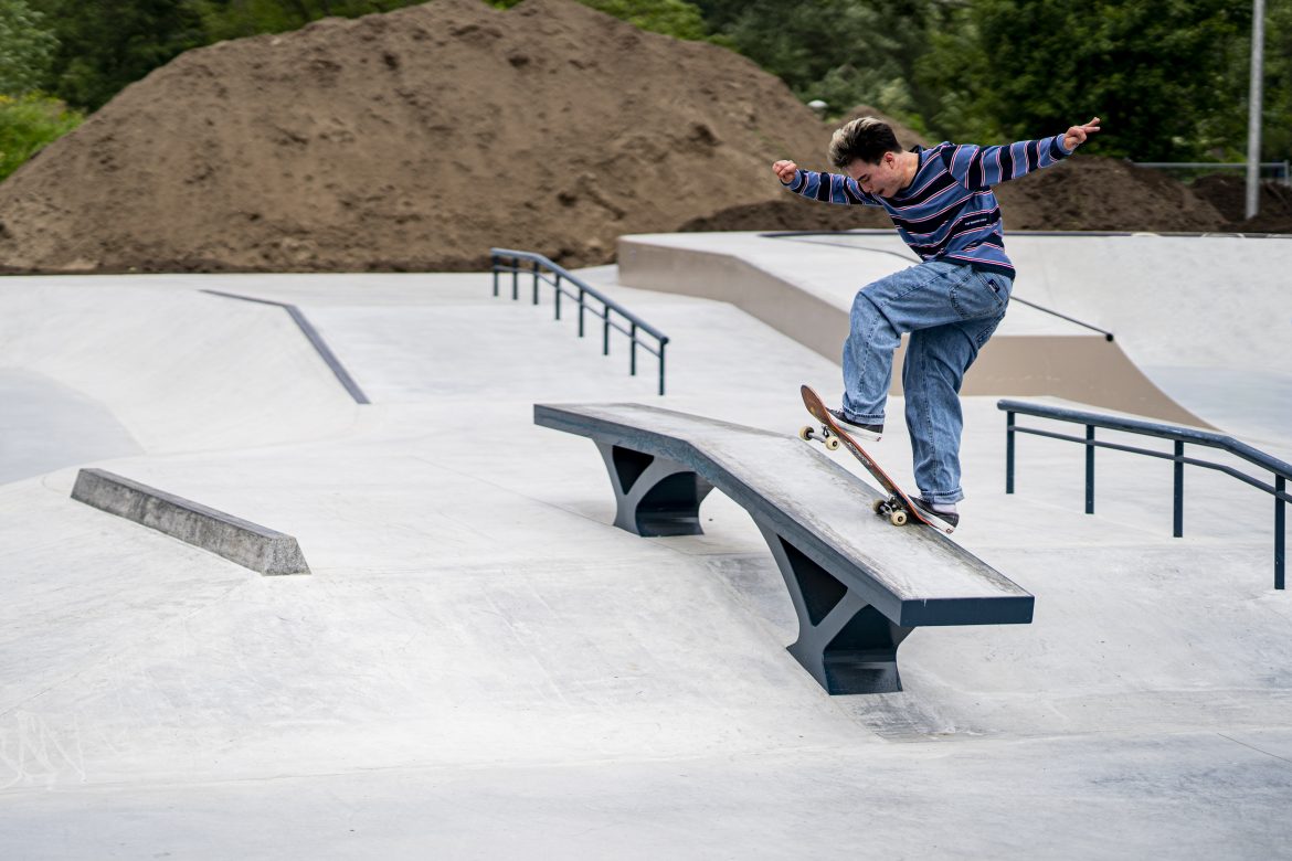 Nine-Yards-Skateparks-Kampen-Mauro-Ruberto-Bs-Overcrooked Skater mauro ruberto doet een trick in het skatepark in Kampen
