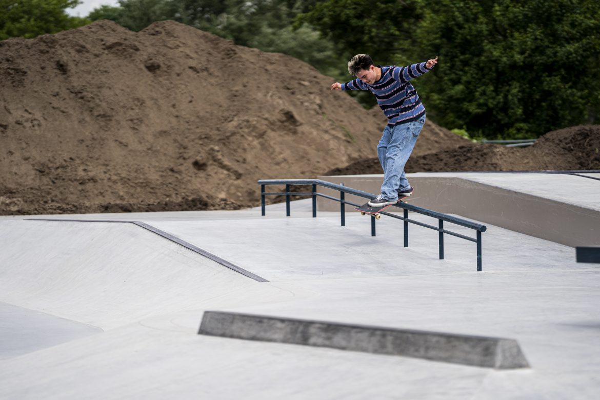 Nine-Yards-Skateparks-Kampen-Mauro-Ruberto-Fs-Feeble Mauro Ruberto met een frontside feeble op de rail in het nieuwe skatepark in Kampen