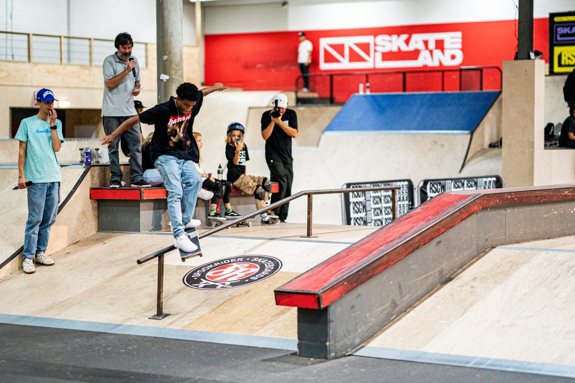 Teenage-Riot-Skateland-Rotterdam-2022-jair-gravenberch-fs-feeble Jair Gravenberch op zijn skateboard in Skateland Rotterdam tijdens de Teenage Riot in 2023