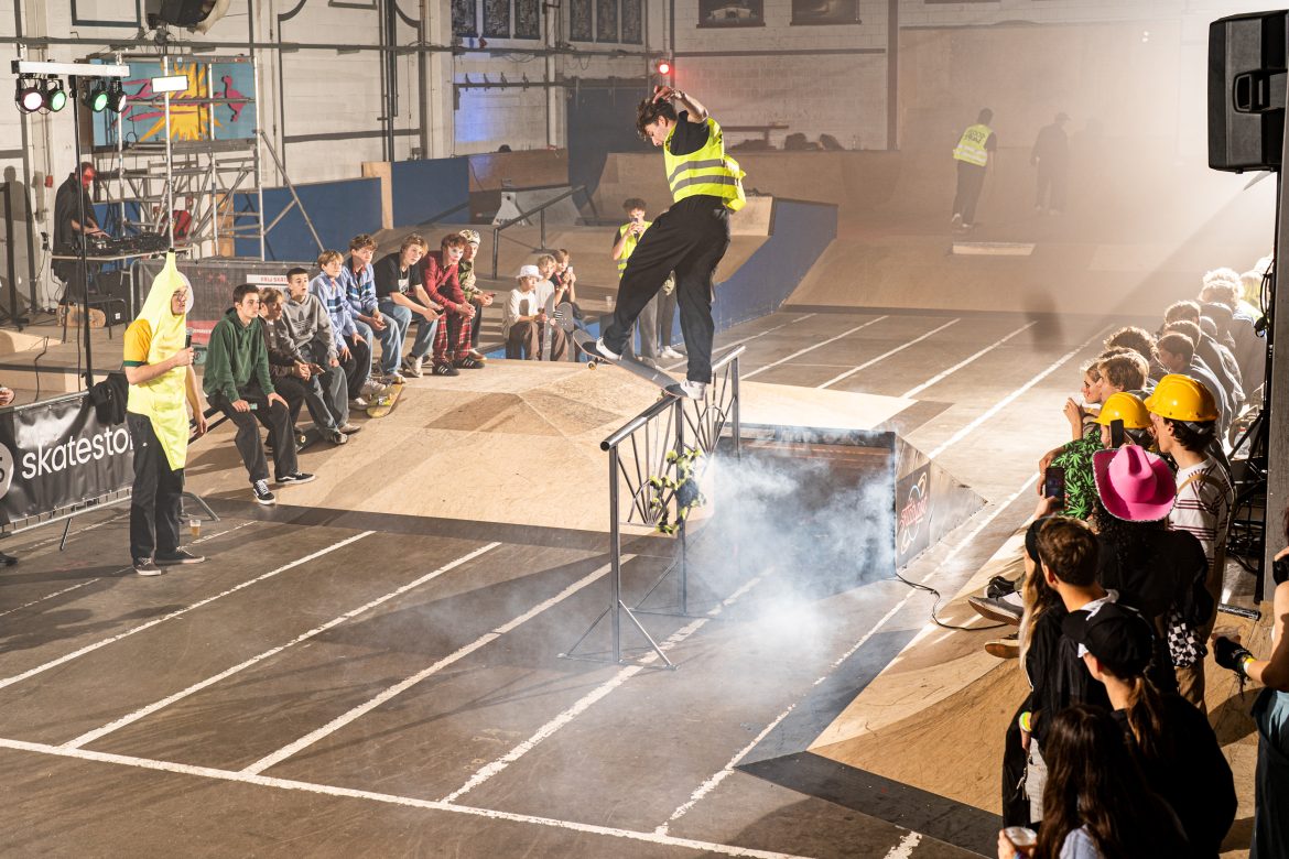 skatepark-utrecht-halloween-night-of-the-living-shred-bert-wilmink-fs-blunt Bert Wilmink doing a frontside blunt during Night of the Living Shred at Skatepark Utrecht