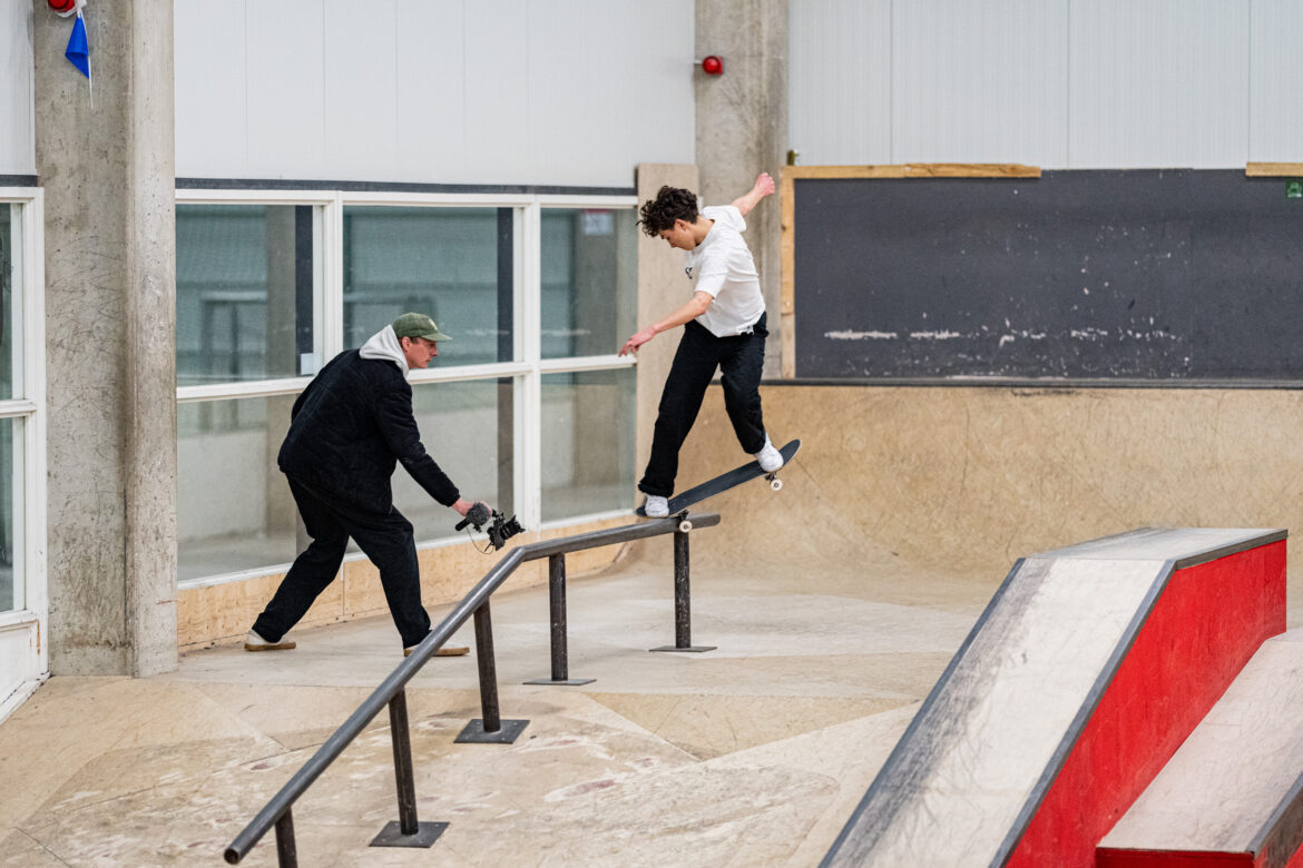Pola-Contest-2023-Skatepark-de-Fabriek-Enschede-Foto-Mathijs-Tromp-Diego-Broest-Bs-180-Nosegrind-2 skateboarder Diego Broest met een bs180 nosegrind tijdens de pola contest in skatepark de fabriek