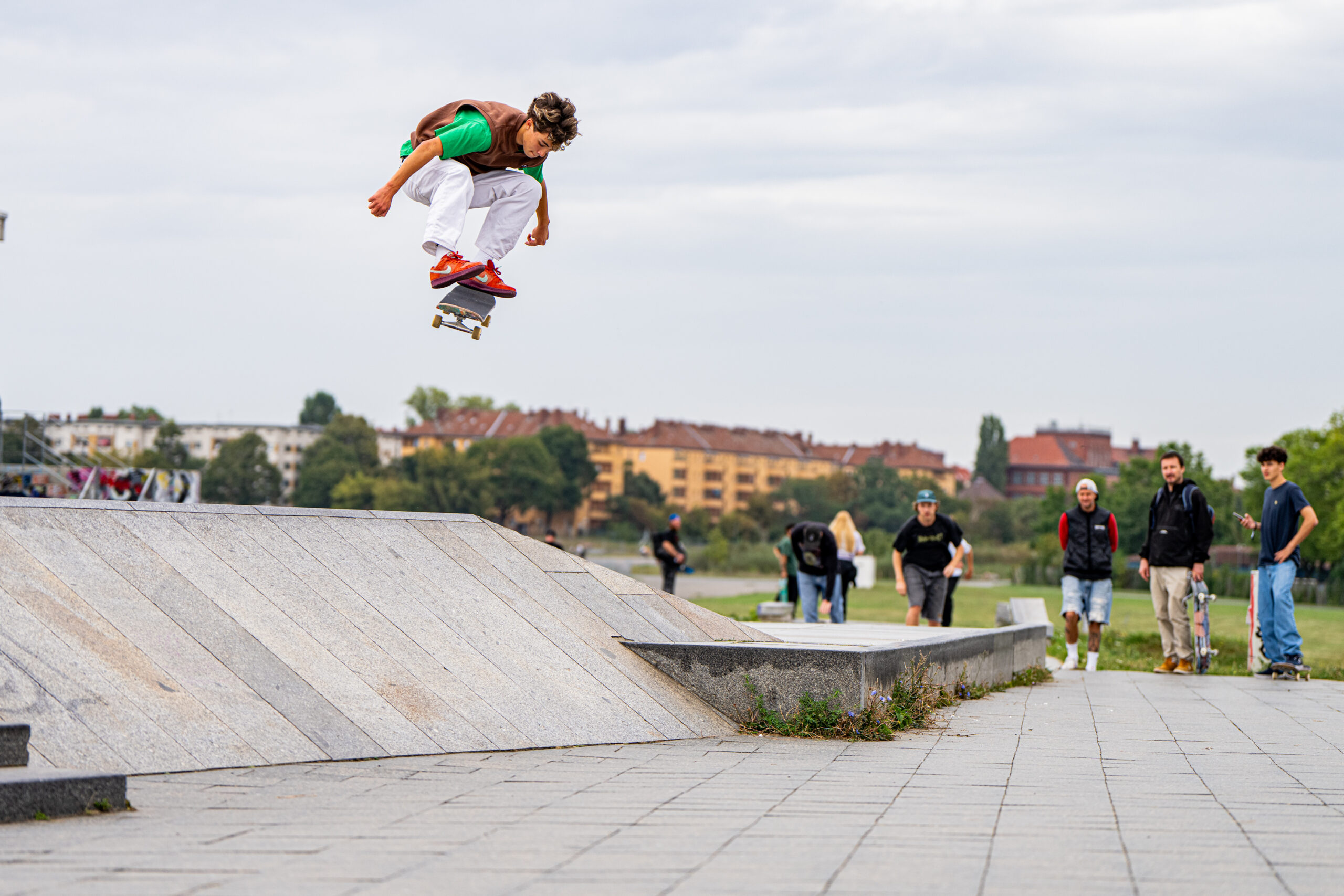 Diego Broest - Kickflip at Tempelhof Skatepark Berlin