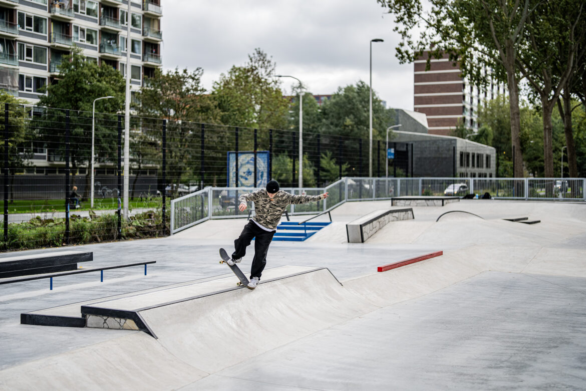Stephan Schuuring in Skatepark Middenberm in Delft Stephan Schuuring skateboarden bij Skatepark de Middenberm in Delft