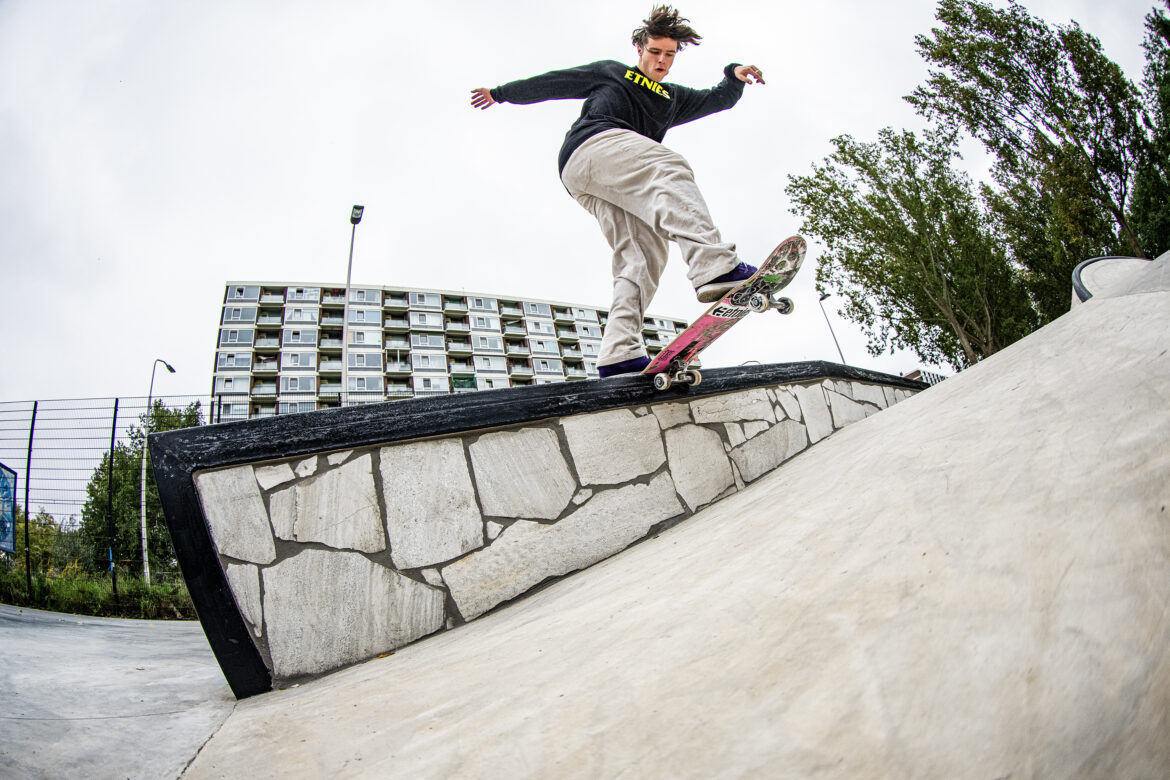 Remco Erkeland at Middenberm Skatepark Delft Remco Erkeland at Middenberm Skatepark Delft waarbij de afwerking met natuursteen goed zichtbaar is
