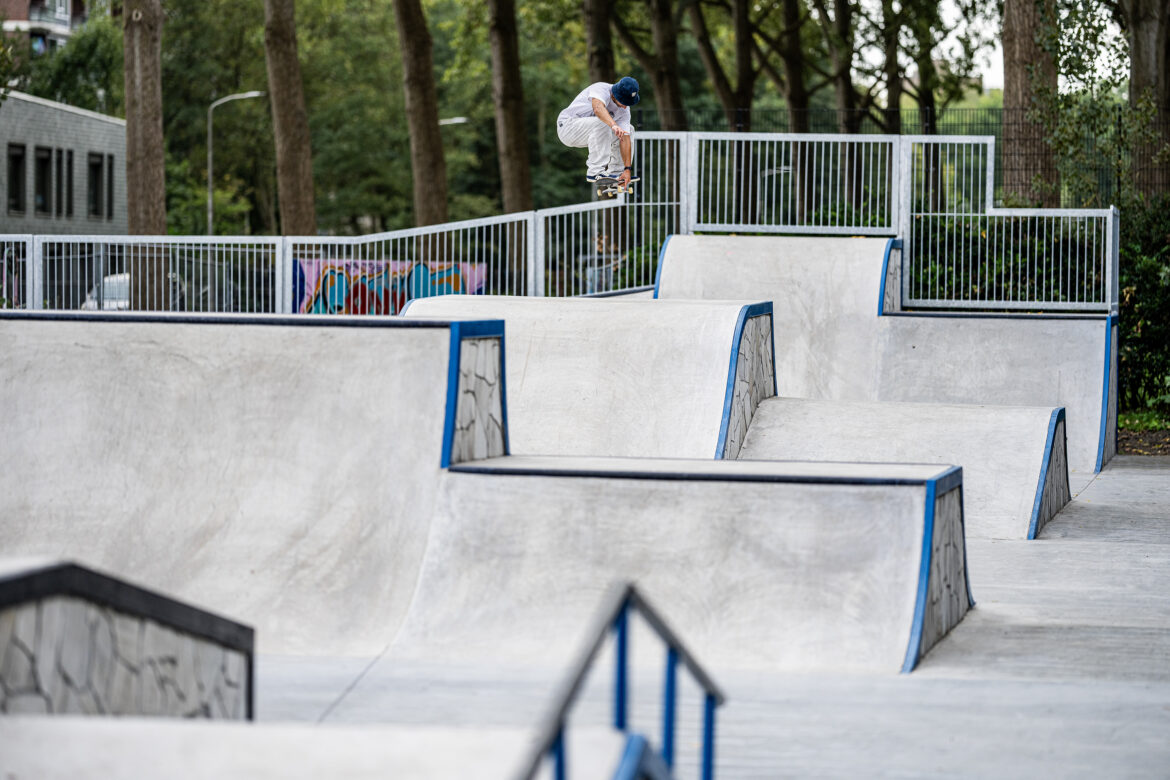 Douwe Macare at Middenberm Skatepark Delft Douwe Macare skateboarden bij Skatepark Middenberm in Delft