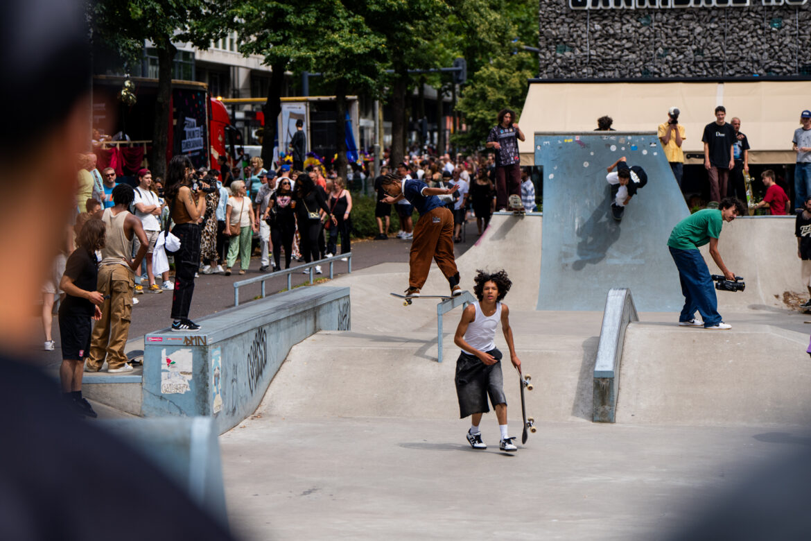 drukte tijdens de Monster Tour op het Westblaak Skatepark in 2024