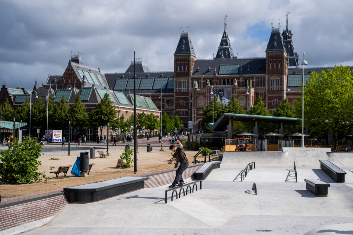 Nine Yards Skatepark Museumplein, Amsterdam skateboarder in het skatepark op het museumplein in Amsterdam met op de achtergrond het Rijksmuseum