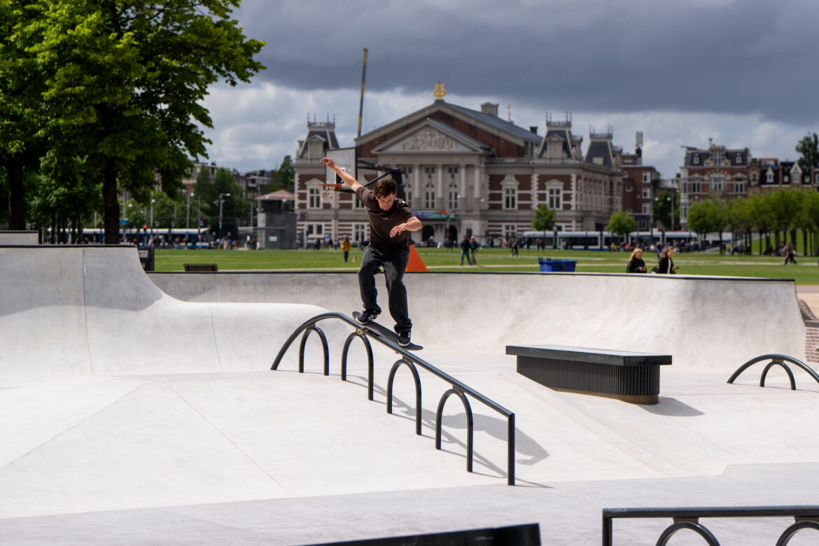 Nine Yards Skatepark Museumplein, Amsterdam Foto van skateboarder op het Museumplein in Amsterdam met op de achtergrond de Stadsschouwburg