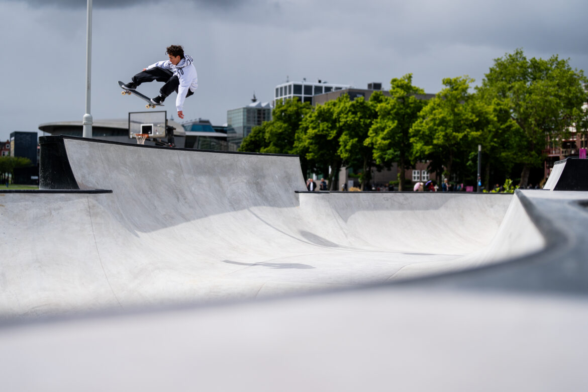 Nine Yards Skatepark Museumplein, Amsterdam Diego Broest skateboarden in de bowl op het Museumplein skatepark.