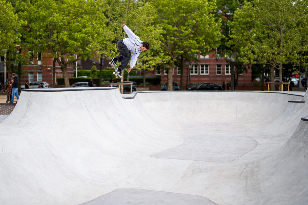 Nine Yards Skatepark Museumplein, Amsterdam Local skateboarder Diego Broest in actie in het nieuwe skatepark op het Museumplein in Amsterdam