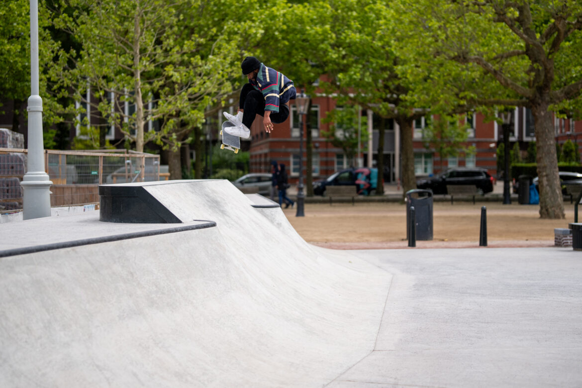 Nine Yards Skatepark Museumplein, Amsterdam skater Mitchel Linger met een frontside kickflip in het skatepark op het Museumplein in Amsterdam