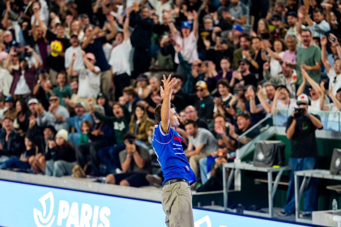Vincent Milou celebrates in front of the crowd during the SLS Paris 2026 men's final at Roland-Garros in Paris.