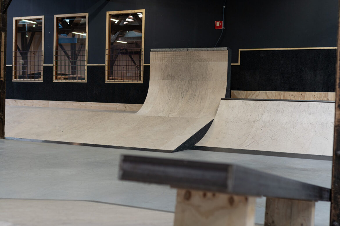 Burnside-Skatepark-Deventer-Course-Overview-7 Steep quarterpipe at Burnside Skatepark Deventer, the Netherlands