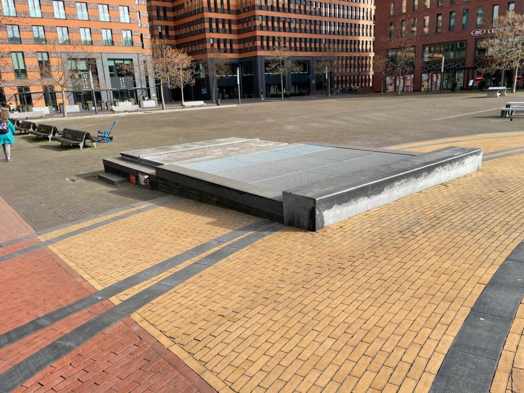 SPOT: AMSTERDAM – ZUIDAS – CURB OP GEORGE GERSHWINPLEIN
