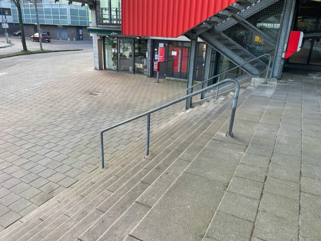 SPOT: AMSTERDAM – BUIKSLOTERMEERPLEIN HANDRAIL