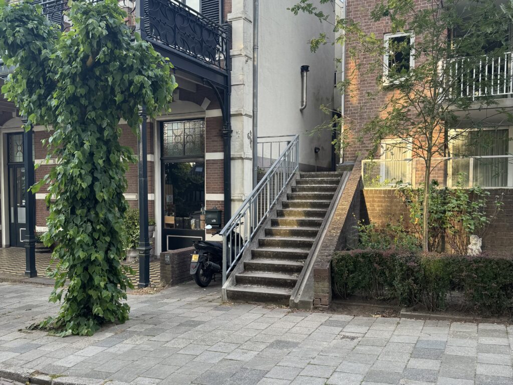 SPOT: BEEK – BEEK HANDRAIL