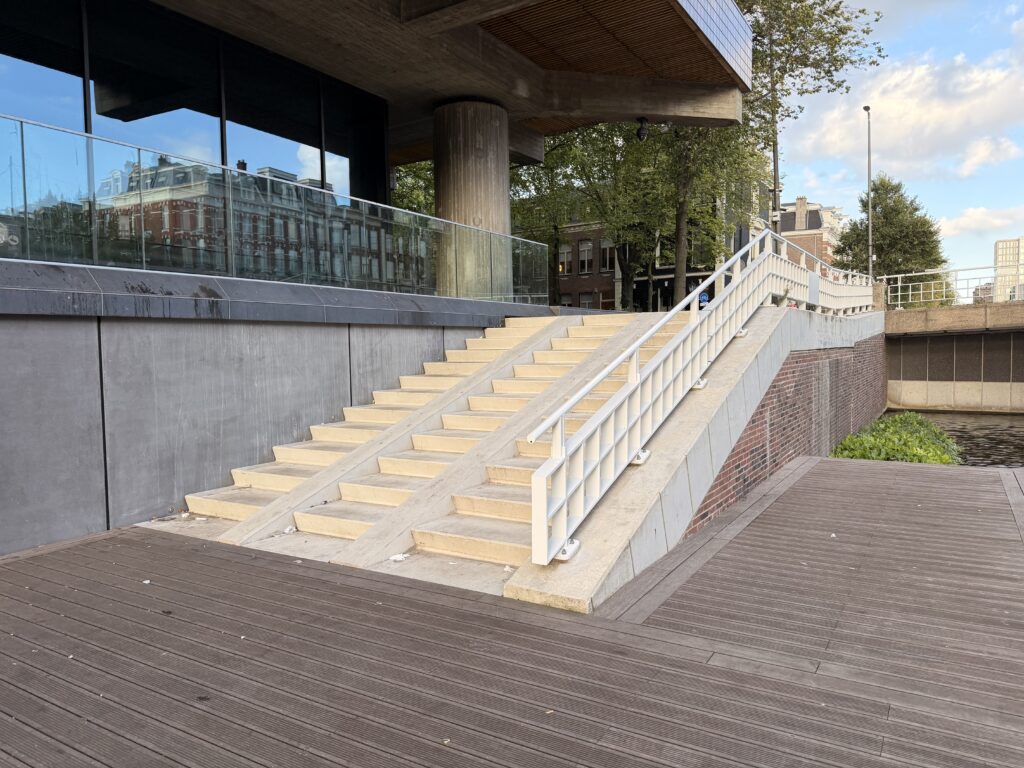 SPOT: AMSTERDAM – NEDERLANDSE BANK – 13 STAIR HANDRAIL
