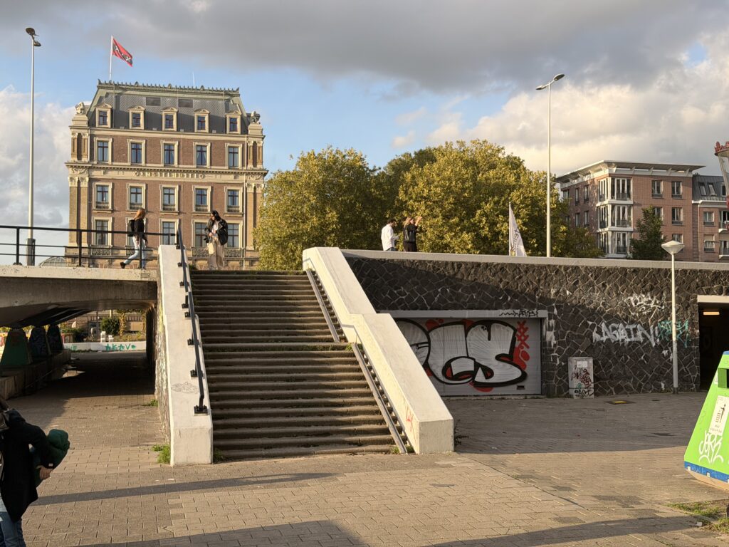 SPOT: AMSTERDAM – TORONTOBRUG KINKED HUBBA