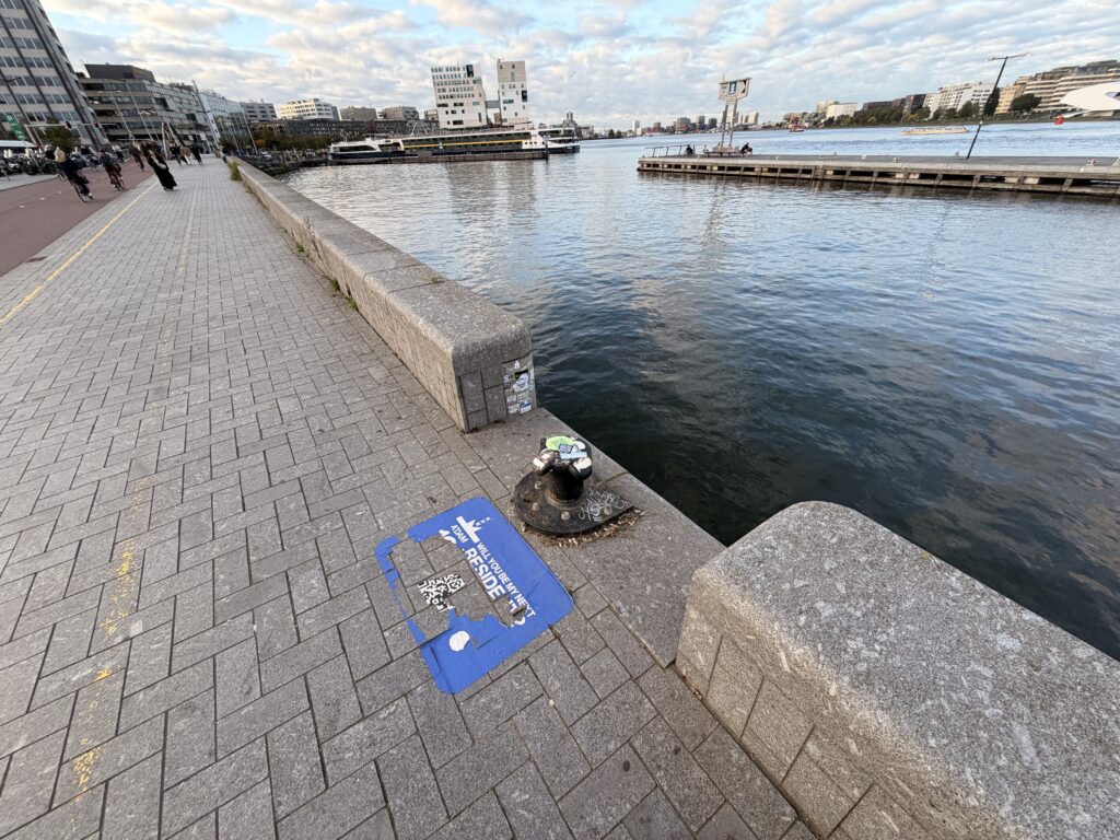 SPOT: AMSTERDAM – CENTRAAL STATION – GAP NAAST HET WATER