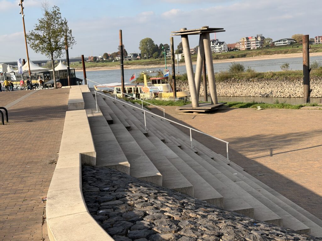 SPOT: NIJMEGEN – WAALKADE 18 STAIR HANDRAIL