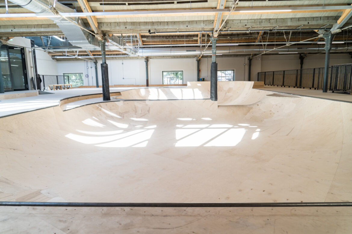 Ladybird-Skatepark-Tilburg-MaschaVanKleef-2 overzicht van de bowl bij Ladybird Skatepark in Tillburg na de verbouwing in 2022