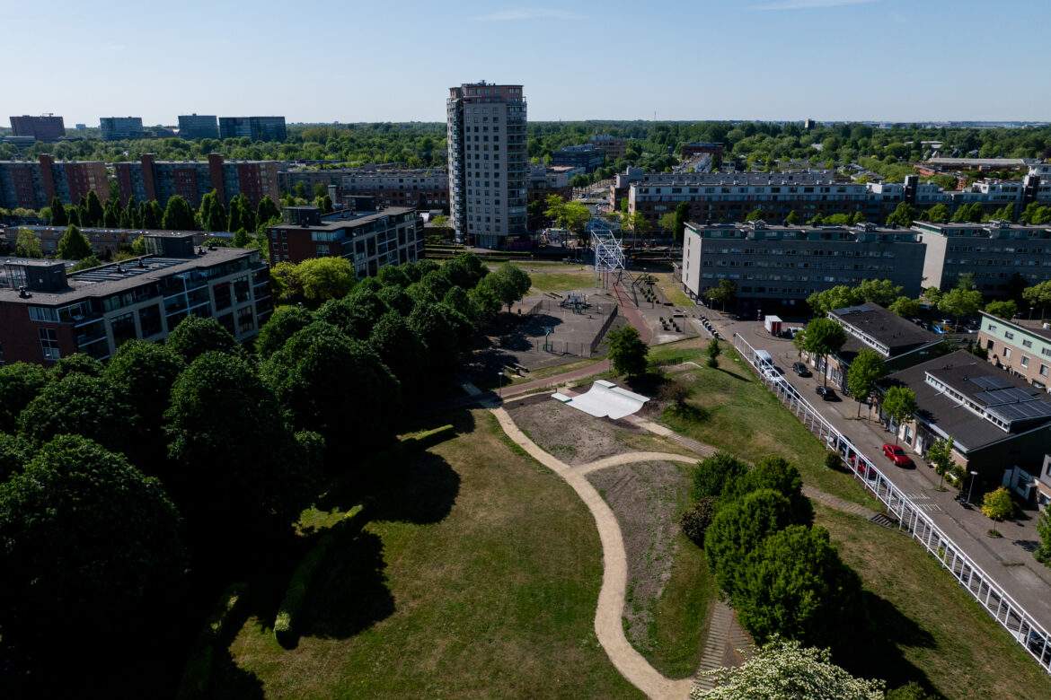 Miniramp in het Kasterleepark in Amsterdam Nieuw-Sloten (2025) Luchtfoto van Kasterleepark in Amsterdam Nieuw-sloten met de miniramp van Mud Crew in de bodem