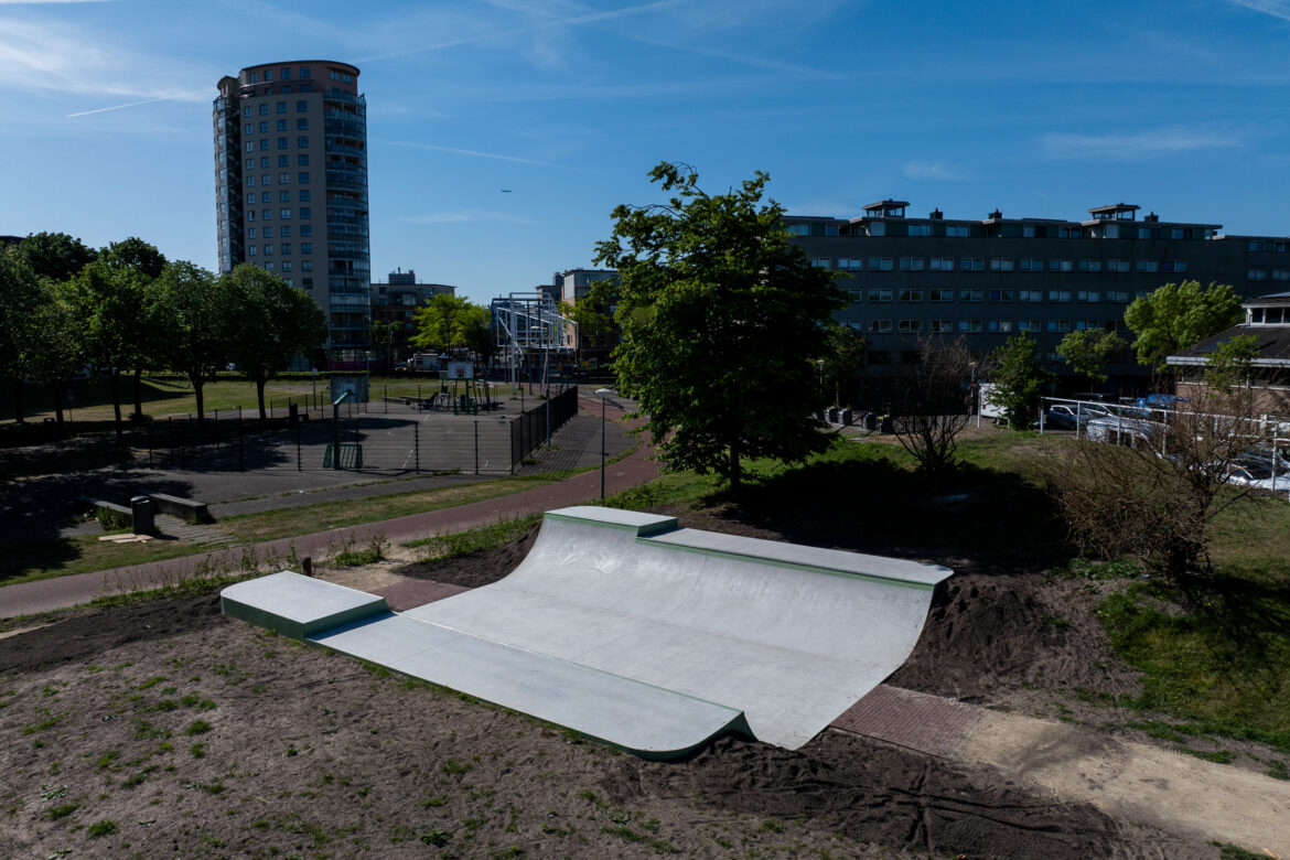 Miniramp in het Kasterleepark in Amsterdam Nieuw-Sloten (2025) Overzicht van betonnen miniramp in het Kasterleepark in Amsterdam Nieuw-Sloten in 2025