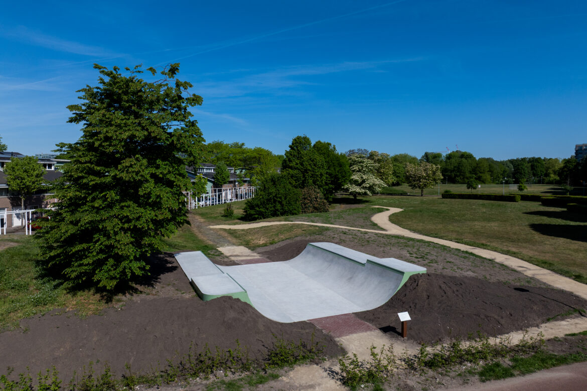 Miniramp in het Kasterleepark in Amsterdam Nieuw-Sloten (2025) Overzicht miniramp in het Kasterleepark in Amsterdam Nieuw-sloten. Gebouwd door Mud Crew Skateparks